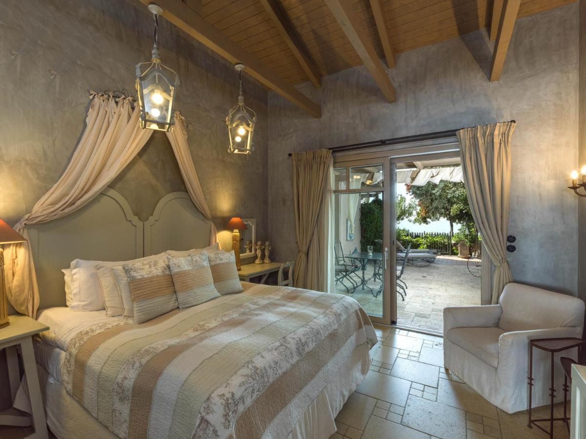 Six Keys Hotel อาฟิสโซส ภายนอก รูปภาพ