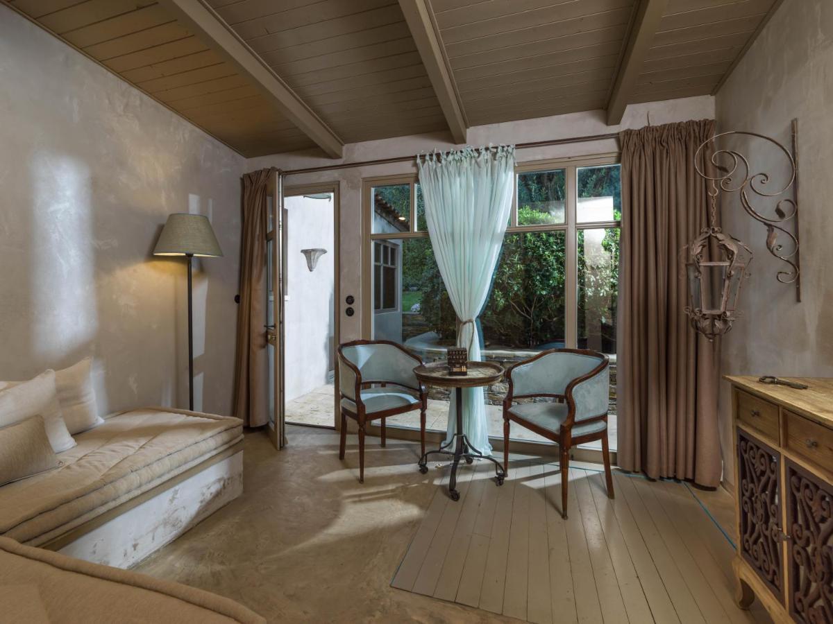 Six Keys Hotel อาฟิสโซส ภายนอก รูปภาพ